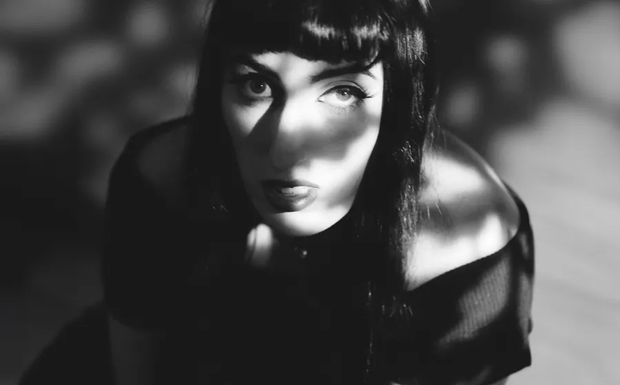 Mujer mira a cámara en una foto en blanco y negro