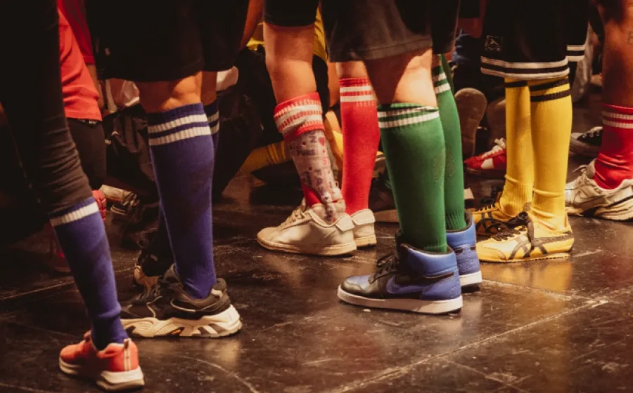 Piernas con calcetines de diferentes colores