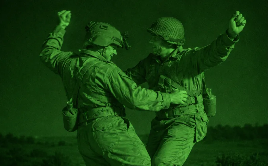 Dos soldados bailan captados por una cámara nocturna