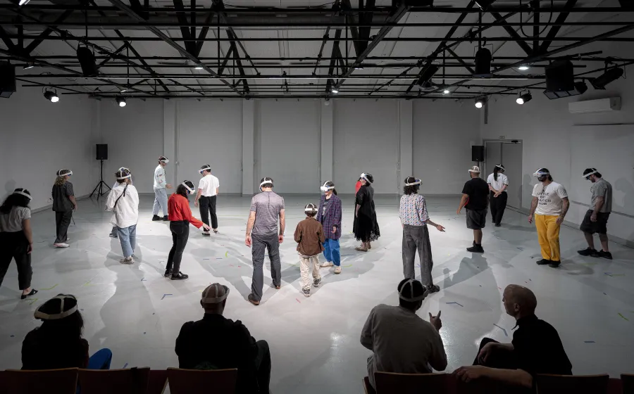 Gente en un espacio diáfano deambula con gafas de realidad virtual