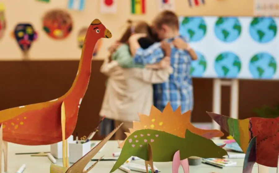Recortables con figuras de dinosaurios con niños de fondo