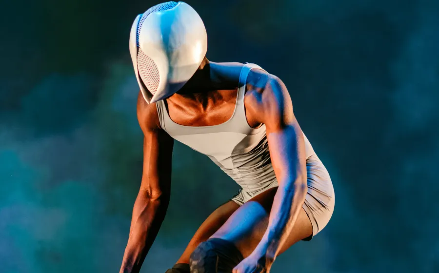 Figura humana con máscara futurista