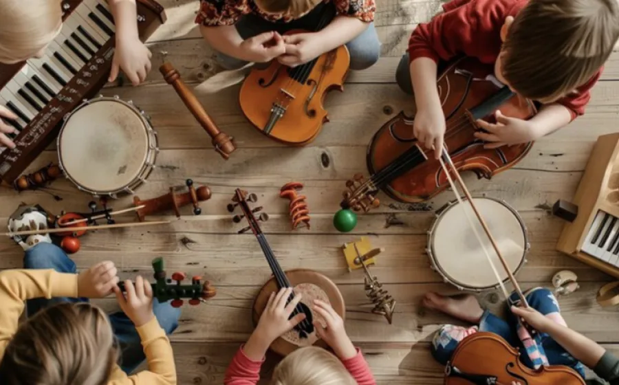 Manos de niños juegan con instrumentos musicales de juguete