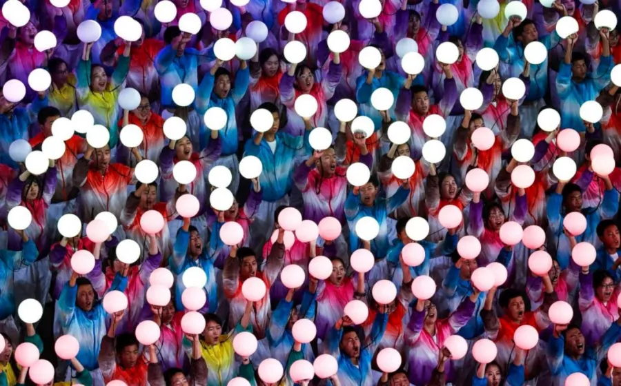Luces blancas de forma circular sobre fondo de colores desenfocado