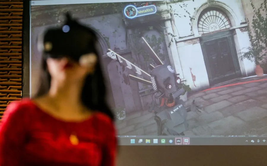mujer en priner plano con gafas de realidad virtual y una pantalla de fondo