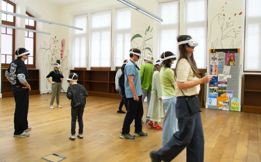 Personas andan por una sala con gafas de realidad virtual puestas
