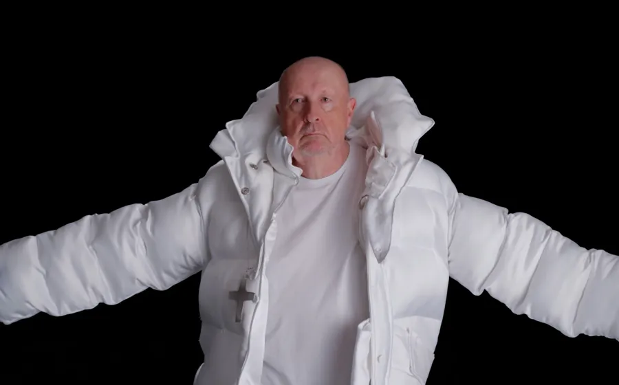 Hombre con abrigo blanco