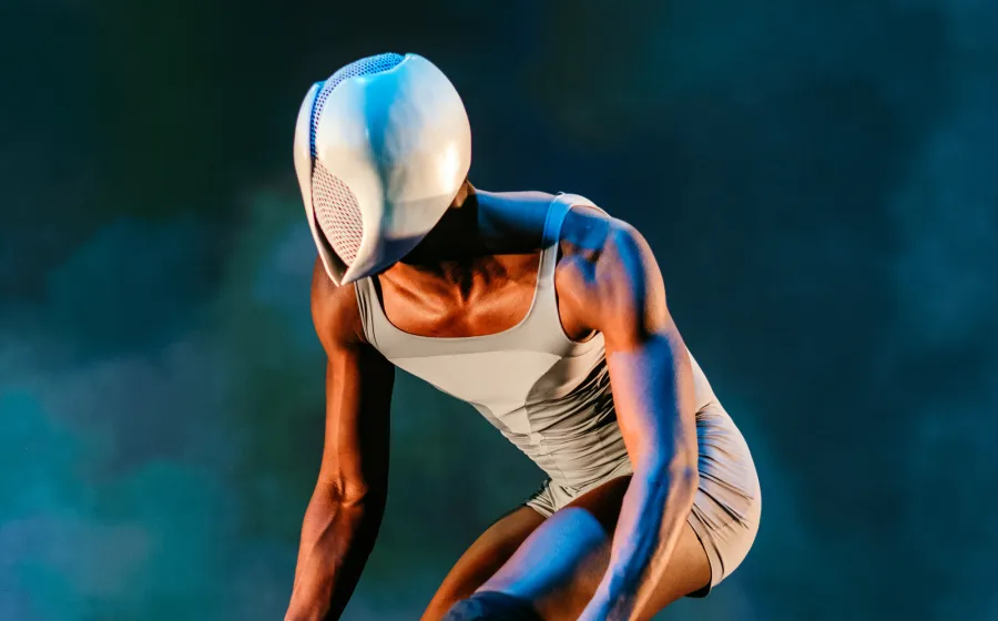 Figura humana con casco blanco