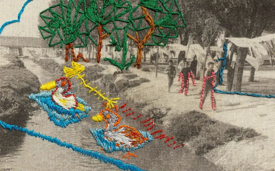 Ilustración boradada que representa un río, pájaros y personas paseando por su ribera