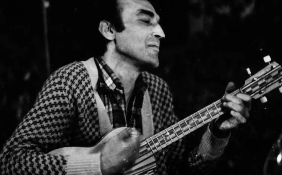 Hombre toca la guitarra en blanco y negro