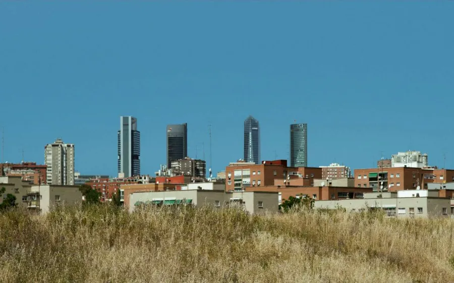 Foto lejana de las Cuatro Torres de Madrid