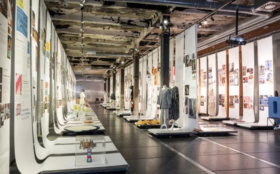 Galería con obras y trajes expuestos