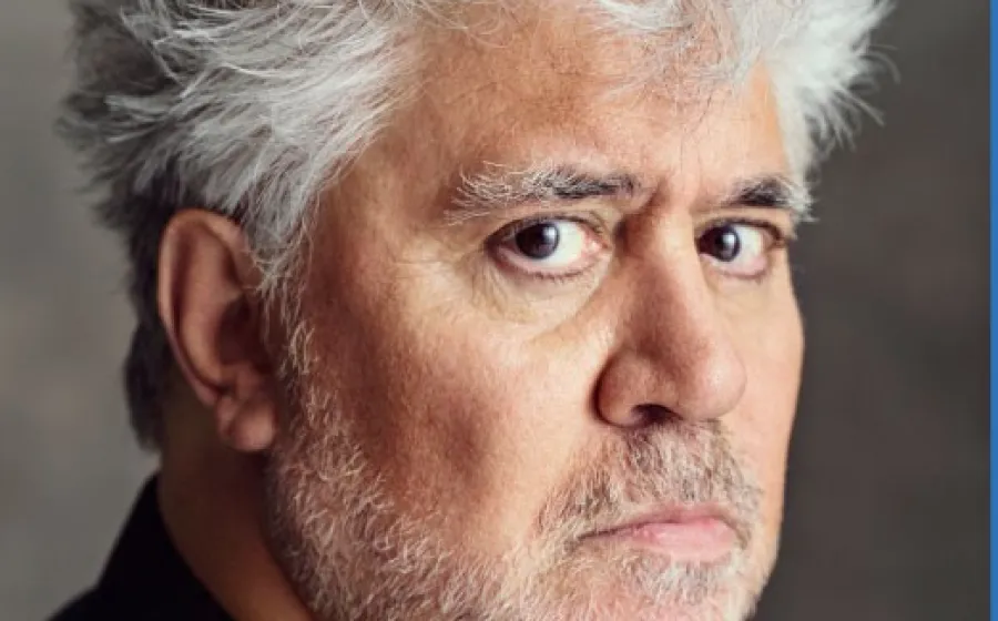 Retrato fotográfico del director de cine Pedro Almodóvar