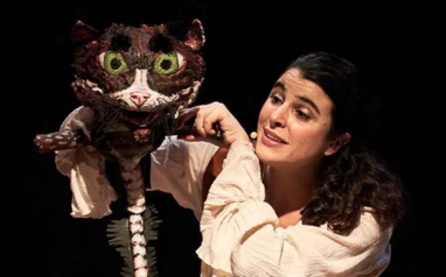 Una chica maneja una marioneta de un gato