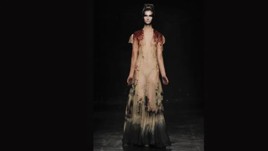 Vestido "Ensanglantèe" en organza de seda nude pintado a mano y cristalizado de Julien Fourniè