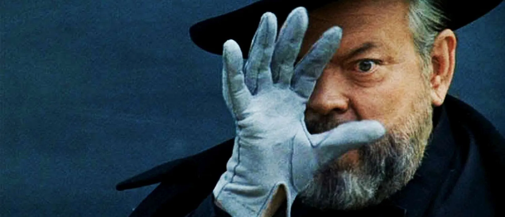 El actor Orson Welles mira a través de su mano