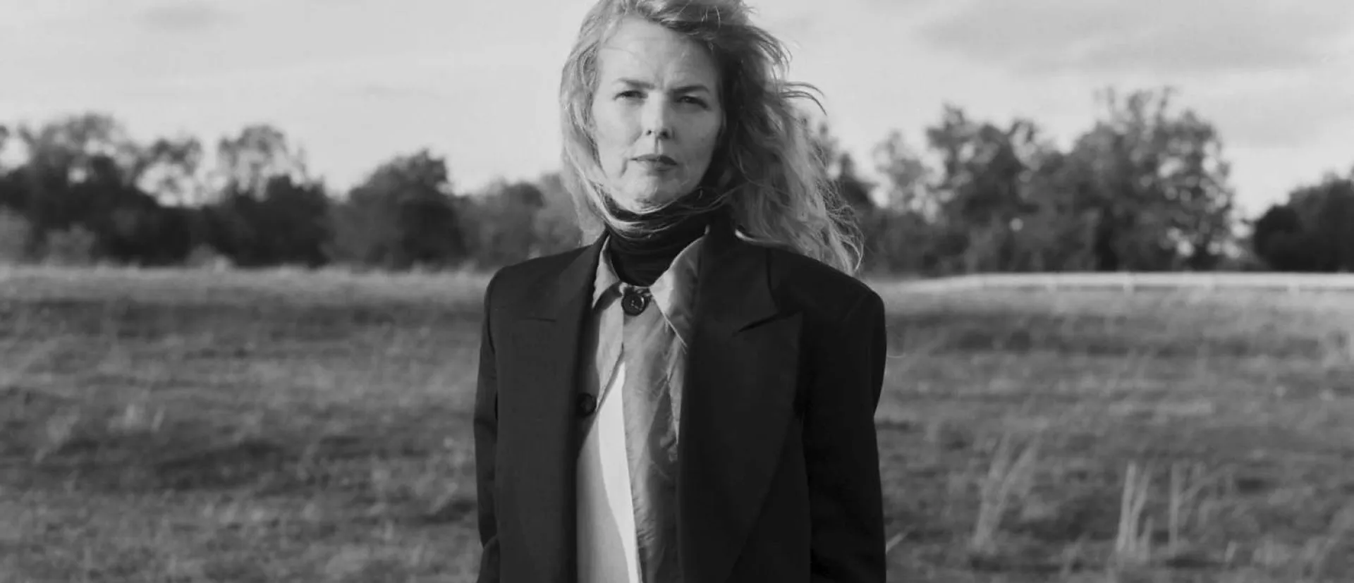 Foto en blanco y negro de mujer en un campo