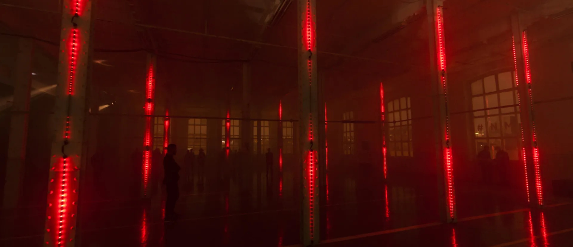 Nave industrial con columnas iluminadas en rojo