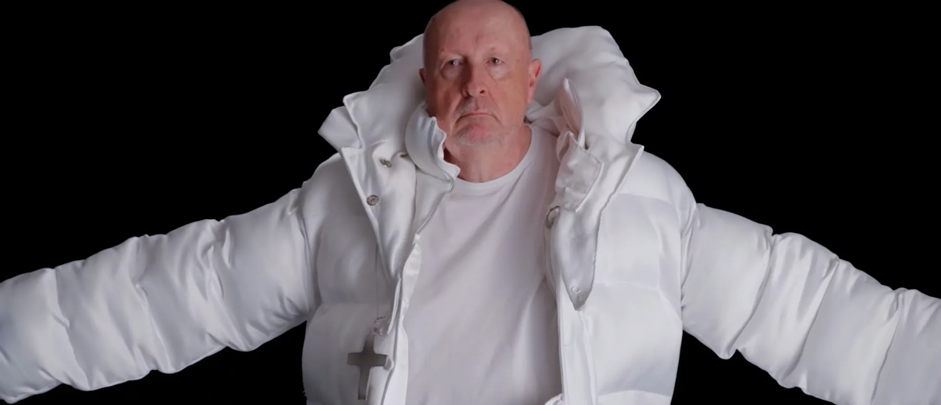 Hombre con abrigo blanco