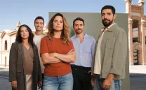 Dos mujeres y tres hombres posan mirando a cámara