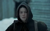 Chica con sudadera con fondo urbano nevado