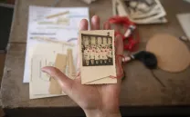 Una mano sujeta una foto en la palma