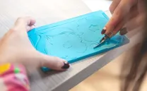 Niños haciendo manualidades