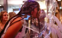 Una chica se acerca a oler algo