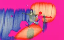 Fotografía con figura de mujer al fondo velada con tonos rosas y azules