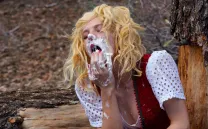 Hombre sobre regazo de mujer ambos con la cara llena de merengue