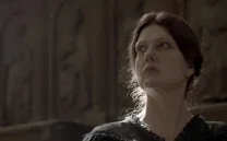 mujer mira fuera de campo