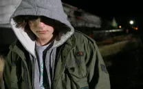 Chico con la capucha de la sudadera puesta