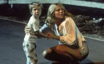 Madre e hijo pequeño asustados en una carretera