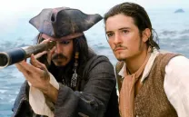 Dos piratas. Uno de ellos mira por un catalejo