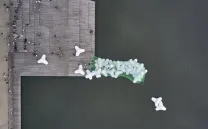 Vista aérea de grandes estructuras triangulares de color blanco