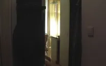 Una puerta abierta deja ver un pedazo de una habitación