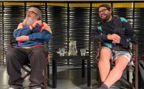 Dos hombres sentados ríen