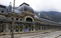 JUEGO DE ESPÍAS (CANFRANC-ZARAGOZA-SAN SEBASTIÁN)