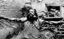 AGARRANDO PUEBLO + CORTOMETRAJES DE CAMILO RESTREPO