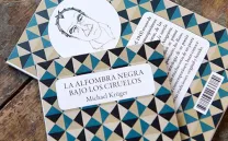LA ALFOMBRA NEGRA BAJO LOS CIRUELOS