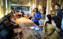 SIN HOGAR PERO CON MUROS