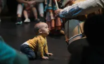 Bebé a gatas ensimismado