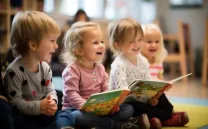 Niños pequeños riendo