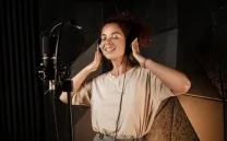 Chica cantando frente al micrófono