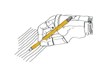 Mano ortopédica dibuja líneas con un lapicero