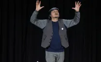 Hombre con gorra declamando