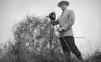 Director de cine rodando en el campo