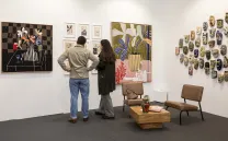 Una pareja observa obras de arte