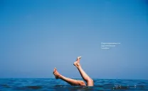 Persona se zambulle en el mar