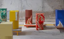 PIEZAS DE COLORES EN ESPACIO DIÁFANO